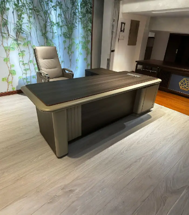 Bureau de direction prestige bois foncé et finitions beige – Élégance naturelle pour espaces professionnels haut de gamme